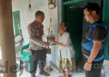 Ringankan Beban Masyarakat, Polisi Berikan Bansos Pada Warga Kurang Mampu
