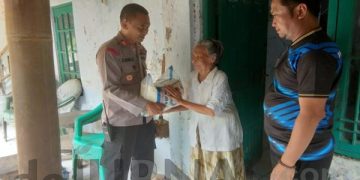 Ringankan Beban Masyarakat, Polisi Berikan Bansos Pada Warga Kurang Mampu
