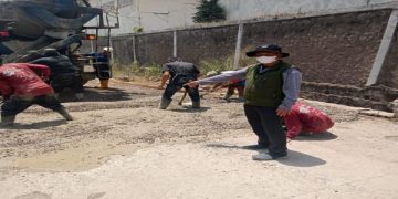 Pemdes Mangunarga Gotong Royong Bersama Masyarakat Laksanakan Pengecoran Jalan Desa