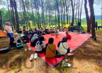 Silaturahmi sambil tadabur alam di objek wisata Wayang Windu Pangalengan. (Sopandi/dejurnal.com)