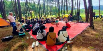 Silaturahmi sambil tadabur alam di objek wisata Wayang Windu Pangalengan. (Sopandi/dejurnal.com)