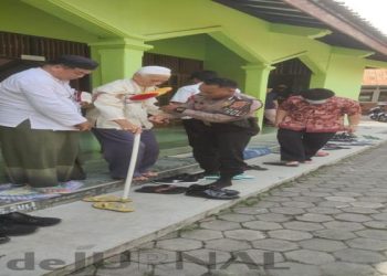 Aksi Kerendahan Hati Polisi Tuai Pujian Warga masyarakat