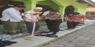 Aksi Kerendahan Hati Polisi Tuai Pujian Warga masyarakat