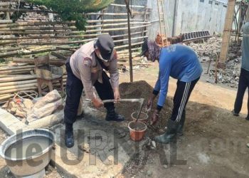 Polisi Gotong Royong Renovasi Madrasah Bersama Warga