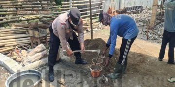 Polisi Gotong Royong Renovasi Madrasah Bersama Warga