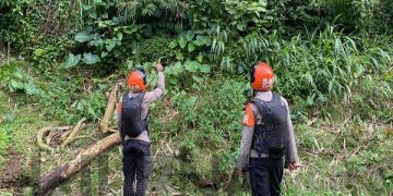 Sat Brimob Polda Jabar Patroli Cek Tebing di Kecamatan Cipanas Antisipasi Bencana Longsor