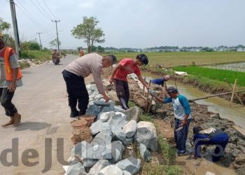 Polisi Bantu Warga Buat Turap Drainase Saluran Air di Pemukiman
