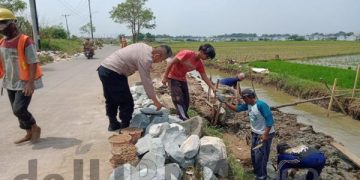 Polisi Bantu Warga Buat Turap Drainase Saluran Air di Pemukiman