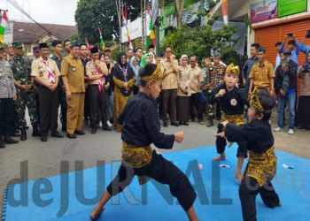 Rembug Bedas di Desa Margahayu Selatan Bupati Bandung Dadang Supriatna disambut atraksi pencak silat. (Sopandi/dejurnal.com).