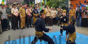 Rembug Bedas di Desa Margahayu Selatan Bupati Bandung Dadang Supriatna disambut atraksi pencak silat. (Sopandi/dejurnal.com).