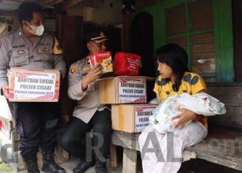 Polisi Beri Bantuan Perlengkapan Bayi Dan Sembako,  Pasca Peristiwa Seorang Ibu Yang Melakukan Persalinan Mandiri
