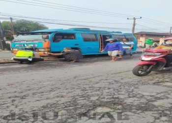 Polisi Bantu Evakuasi Pengendara Terkena Musibah, Wujudkan Polri Presisi