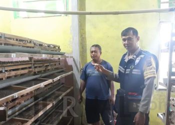 Jaga Keakraban, Bhabinkamtibmas Kunjungi Seorang Peternak Burung Puyuh di Desa Puseurjaya