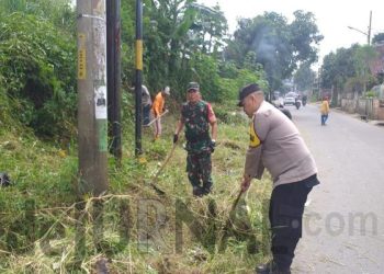 TNI Bersinergi Bersama Polri Bantu Warga Bersihkan Rumput Liar di Baleendah