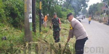 TNI Bersinergi Bersama Polri Bantu Warga Bersihkan Rumput Liar di Baleendah