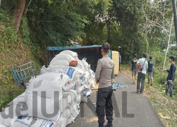 Truk Terguling, Polisi Bantu Evakuasi Dan Pengaturan Arus Lalu Lintas
