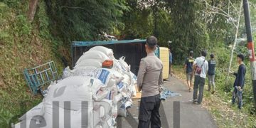 Truk Terguling, Polisi Bantu Evakuasi Dan Pengaturan Arus Lalu Lintas