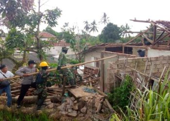 Tak Kenal Lelah, Personel Polri Bersama TNI Membersihkan Puing-Puing Pasca Gempa Cianjur