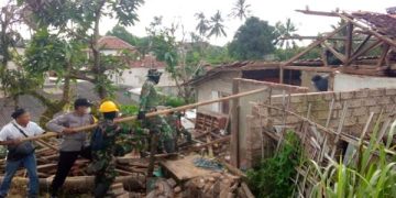Tak Kenal Lelah, Personel Polri Bersama TNI Membersihkan Puing-Puing Pasca Gempa Cianjur