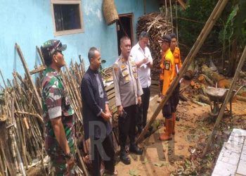 Kepedulian Polisi Datangi Warga Terkena Musibah di Bunirasa