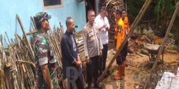 Kepedulian Polisi Datangi Warga Terkena Musibah di Bunirasa