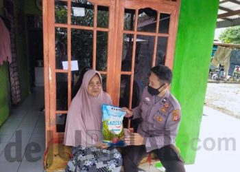 Polisi Sambangi Warga Kurang Mampu dan Berbagi Sembako
