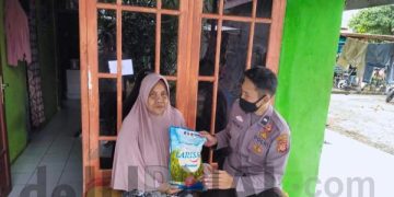 Polisi Sambangi Warga Kurang Mampu dan Berbagi Sembako