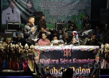 Bupati Bandung melakukan kegiatan Bunga Desa di Desa Sukanagara, Kecamatan Soreang. (SOPANDI/dejurnal.com).