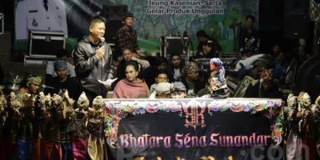 Bupati Bandung melakukan kegiatan Bunga Desa di Desa Sukanagara, Kecamatan Soreang. (SOPANDI/dejurnal.com).