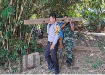 Polri, TNI dan Aparat Desa Gotong Royong Membuat Saung Penyimpanan Keranda