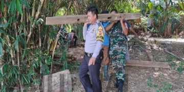 Polri, TNI dan Aparat Desa Gotong Royong Membuat Saung Penyimpanan Keranda