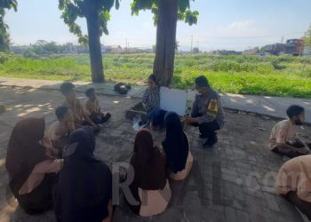 Polisi Bantu Mengajar Bahasa Inggris di Bantaran Sungai Citarum