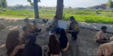 Polisi Bantu Mengajar Bahasa Inggris di Bantaran Sungai Citarum