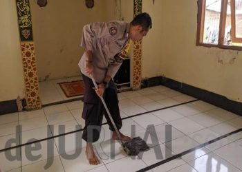 Polisi Bakti Sosial Bersihkan Mushola