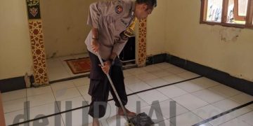 Polisi Bakti Sosial Bersihkan Mushola