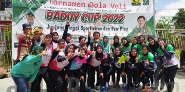 Anggota DPRD Kabupaten Bandung dari Fraksi PKB, H. Uya Mulyana (tengah) di antara Finalis Tim Bola Voli Putri. (Sopandi/dejurnal.com).