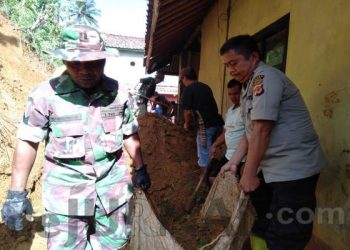 Polisi  Gotong Royong Bareng Warga Bersihkan Material Longsor