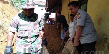 Polisi  Gotong Royong Bareng Warga Bersihkan Material Longsor