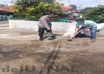 Jalin Sinergitas, Polisi Kerja Bakti Bareng Warga dalam Perbaikan Jalan