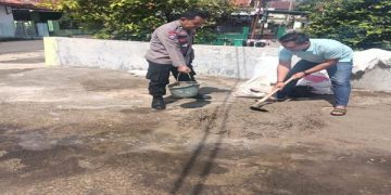 Jalin Sinergitas, Polisi Kerja Bakti Bareng Warga dalam Perbaikan Jalan