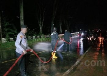 Diguyur Hujan Deras, Polisi Turunkan Alat Berat Untuk Bantu Evakuasi Bencana Tanah Longsor Yang Menutupi Jalan Provinsi