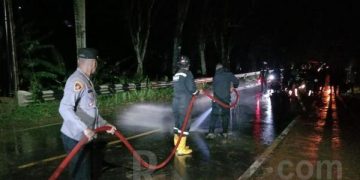 Diguyur Hujan Deras, Polisi Turunkan Alat Berat Untuk Bantu Evakuasi Bencana Tanah Longsor Yang Menutupi Jalan Provinsi