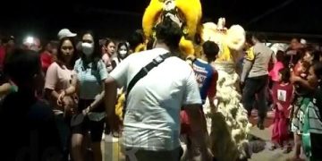 Pengamanan Pawai Barongsai Dalam Perayaan Imlek 2023 di Desa Oleh Polisi