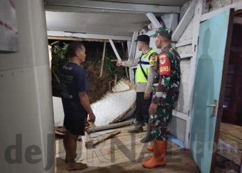 Sinergitas TNI-Polri Hadir Ditengah Masyarakat Cek Tebing Longsor Timpa Rumah Warga
