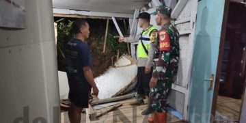 Sinergitas TNI-Polri Hadir Ditengah Masyarakat Cek Tebing Longsor Timpa Rumah Warga