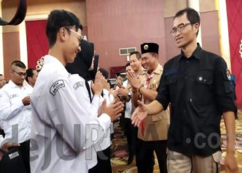 Ketua KPU Kabupaten Bandung Agus Baroya dan Bupati Bandung Dadang Supriatna menyalami anggota PPS seusai dilantik. (SOPANDI/dejurnal.com).