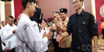 Ketua KPU Kabupaten Bandung Agus Baroya dan Bupati Bandung Dadang Supriatna menyalami anggota PPS seusai dilantik. (SOPANDI/dejurnal.com).