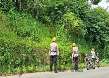 Tim Patroli Sar Sat Brimob Polda Jabar Cek Tebing Rawan Longsor di Wilayah Lembang