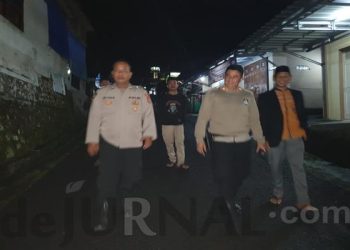 Polisi Bersama Warga Patroli Jalan Kaki Dini Hari Antisipasi Kejahatan dan Sampaikan Himbauan Kamtibmas
