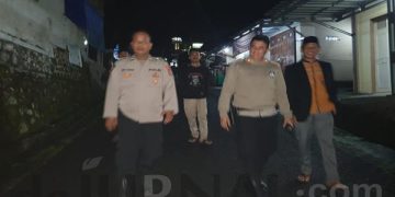 Polisi Bersama Warga Patroli Jalan Kaki Dini Hari Antisipasi Kejahatan dan Sampaikan Himbauan Kamtibmas